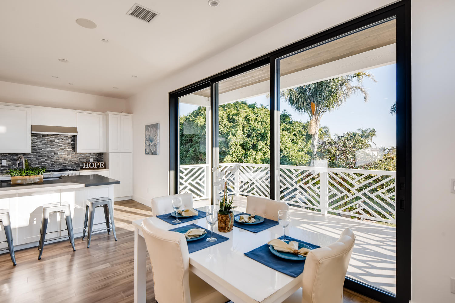 1039 Van Nuys Dining Area